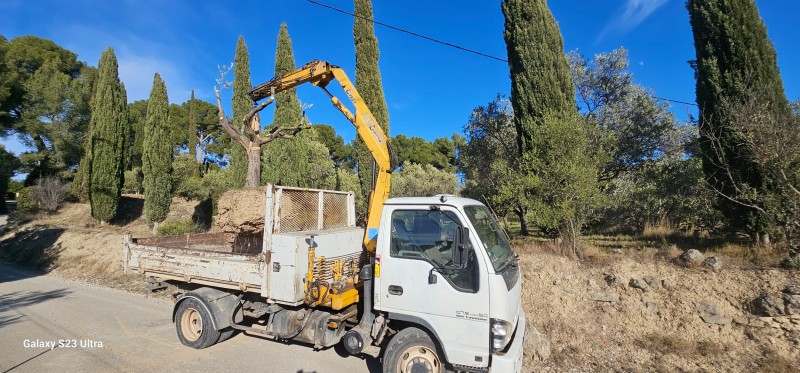 création murets en pierres sèches avec un dallage de pierres plates sur la Cadière d azur
