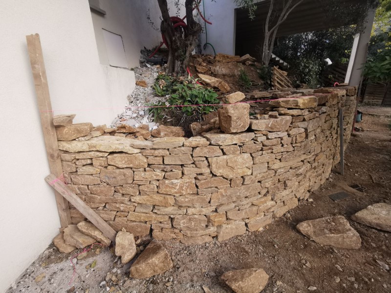 Création d' un mur en pierres sèches dans le var 