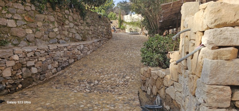 suite d une création d une calade en pierres naturelles de Rivière à Ramatuelle