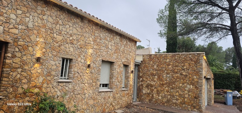 création d un parement en pierres naturel d une villa sur St Raphaël