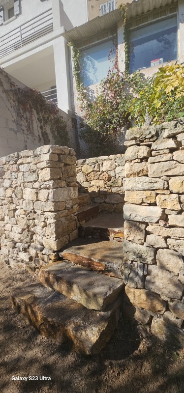 Création d'un escalier en pierre sèche au village de Carnoules