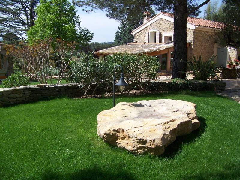gazon naturel avec une pierres de décoration à la cadieres d' azur