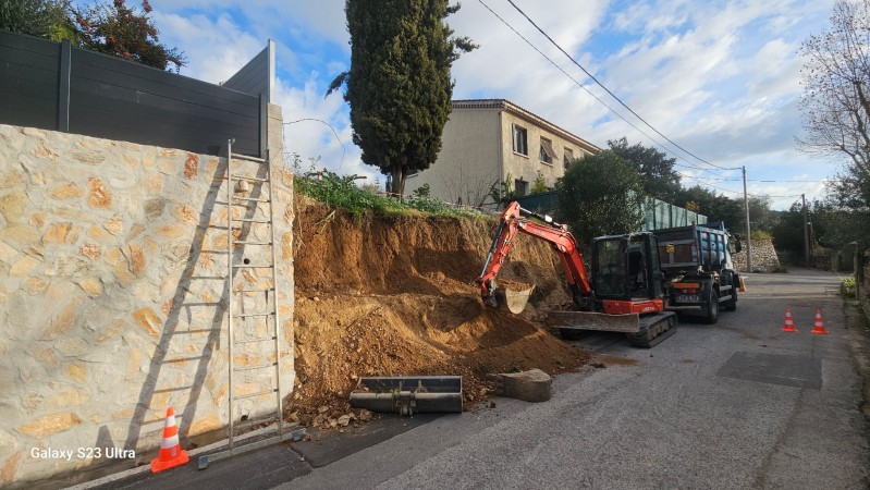 reconstruction d un mur en pierres sèches à Ollioules 