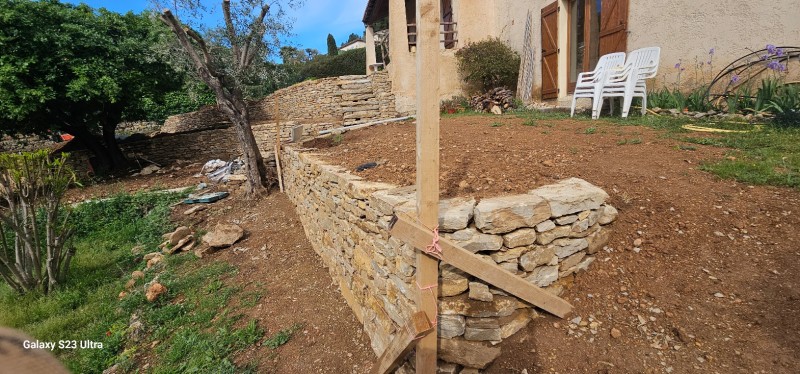 création de murets en pierres sèches en cours sur la commune d Ollioules