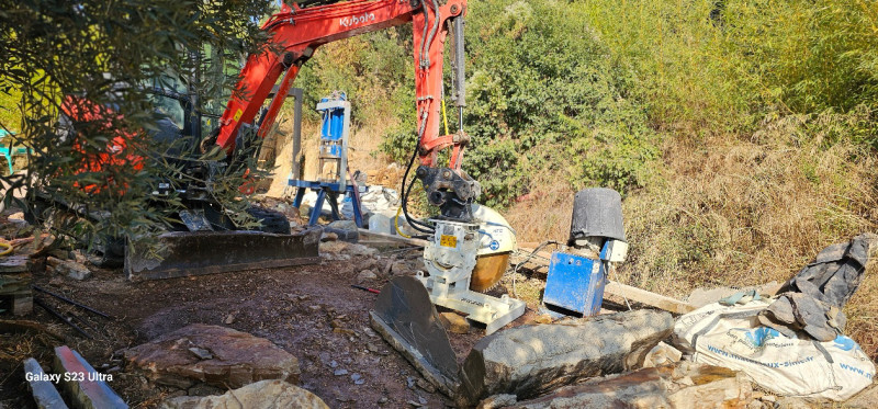 découpeuse hydraulique sur mini-pelle