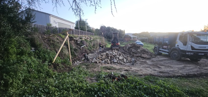 Reconstruction d un mur en pierres sèche sur La Cadiere d Azur