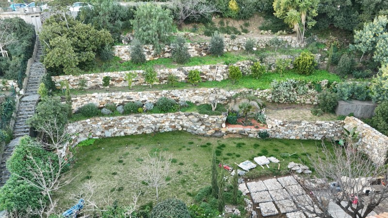 terrassement pour la création d une calade en pierres de rivière sur Ramatuelle
