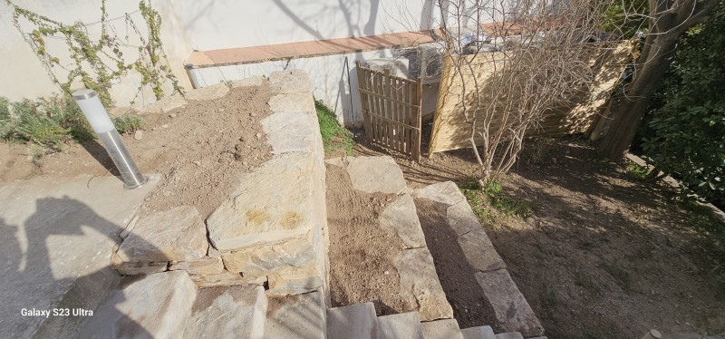 produit local ,le pierres de la Cadiére pour la création de murets