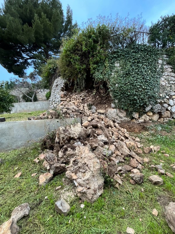 reconstruction d un muret en pierres sèches à Ollioules 