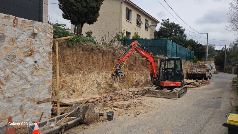 reconstruction d un mur en pierres sèches à Ollioules 