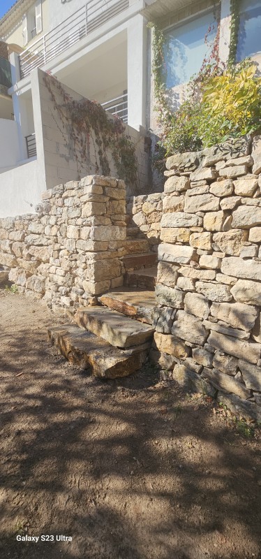 Création d'un escalier en pierre sèche au village de Carnoules