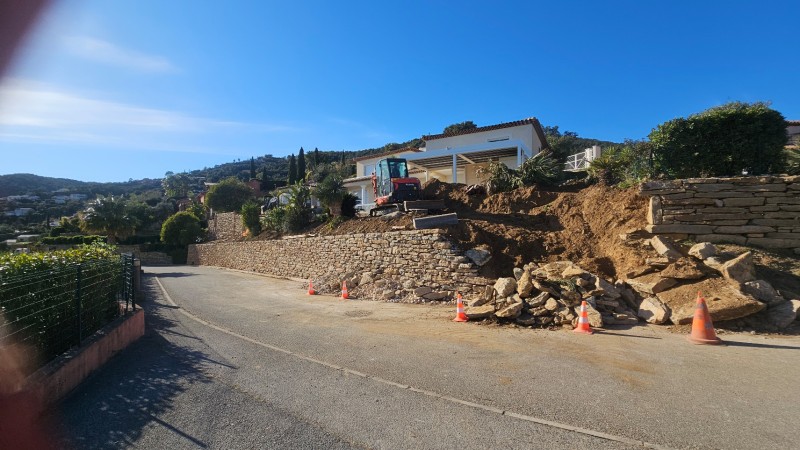 chantier de création paysagère en cours sur la Londe les Maures
