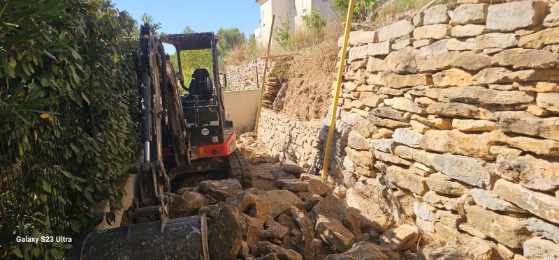 reconstruction d un mur en pierres sèches éboulé par des fortes pluies sur Bandol