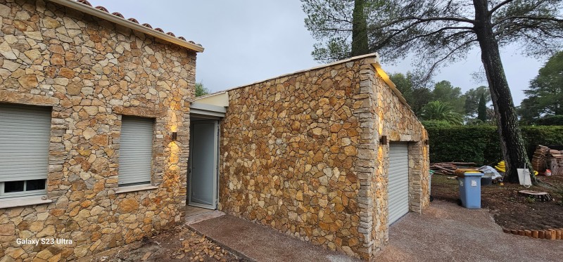 création d un parement en pierres naturel d une villa sur St Raphaël