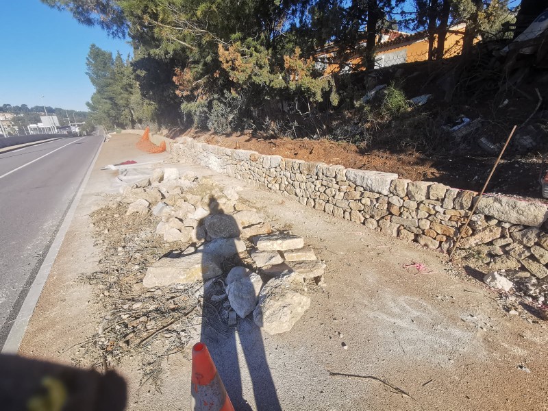 un mur en pierres sèches reconstruit à Ollioules 
