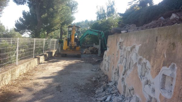 mur en béton cassé au brise roche hydraulique