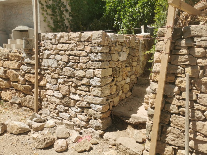 Reconstruction d un mur en pierres sèches sur Carnoul dans le Var