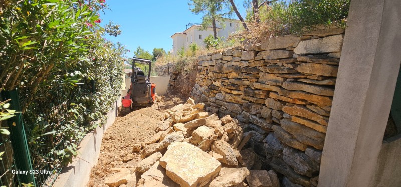 reconstruction d un mur en pierres sèches éboulé par des fortes pluies sur Bandol