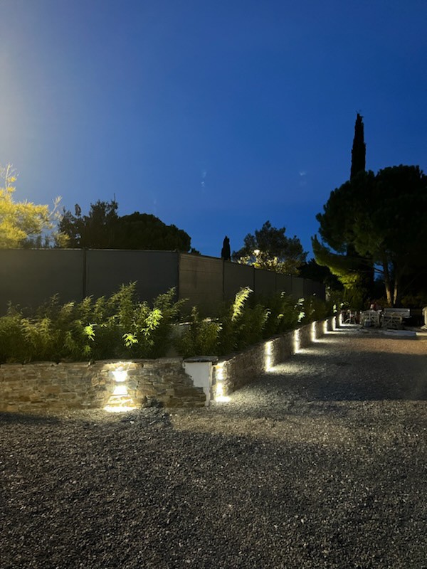 Création parement en pierres avec éclairage Leeds sur la commune de ma Crau