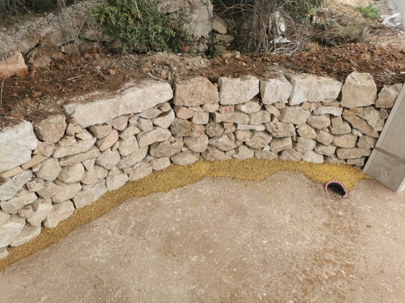 intégration d' un mur en pierres sèches dans le paysage