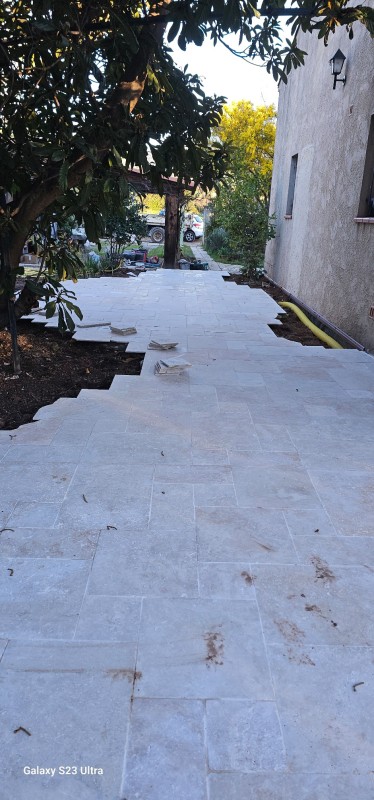 découpe de travertin pour la création d'une terrasse 