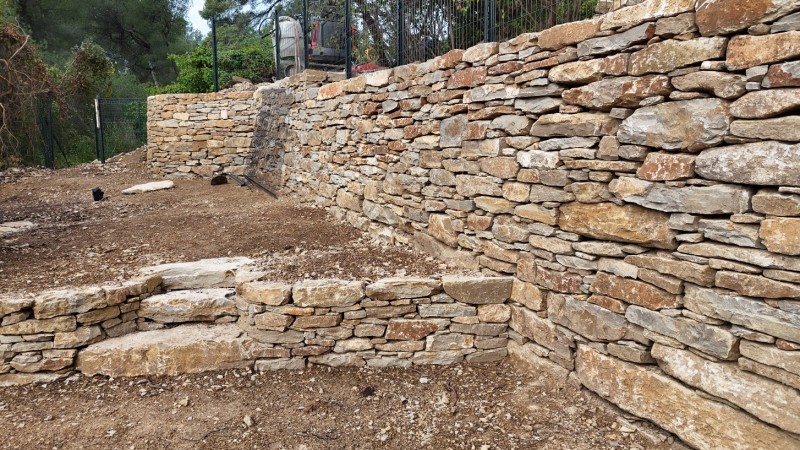 reconstruction d un mur en pierres sèches à Ollioules