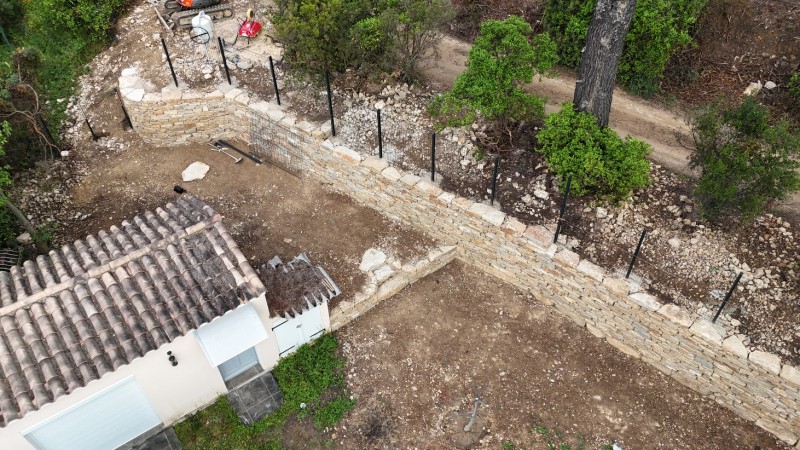 reconstruction d un mur en pierres sèches à Ollioules