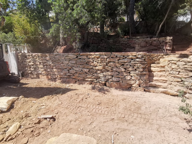 mur de soutènement en pierres sèches à toulon dans le sud de la France