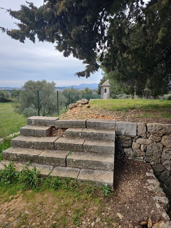 reconstruction des murs en pierres sèches sur le parc de la villa Marguerite à Ollioules
