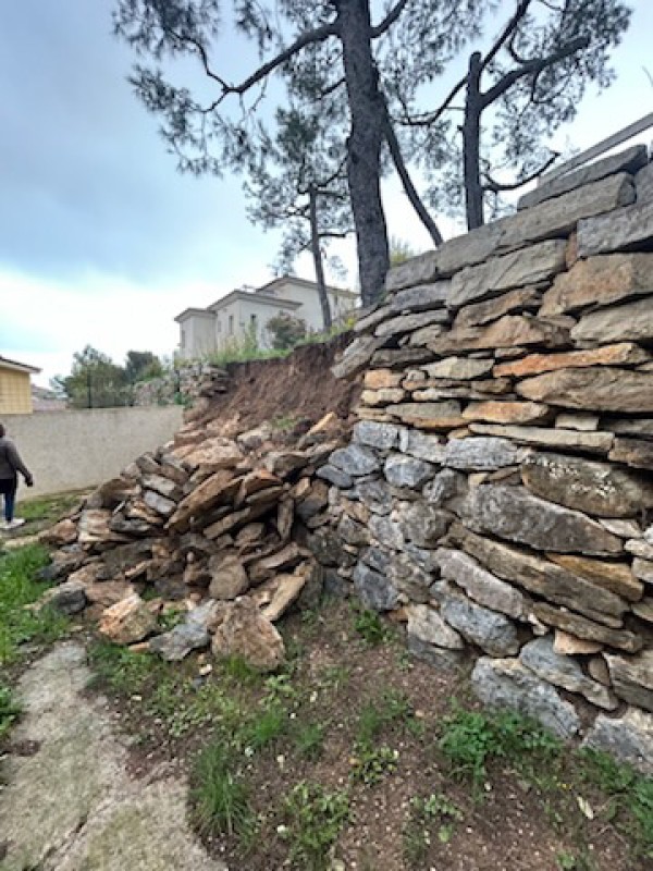 reconstruction d un mur en pierres sèches éboulé par des fortes pluies sur Bandol