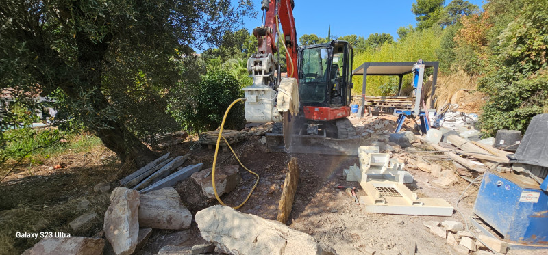 découpeuse hydraulique sur mini-pelle