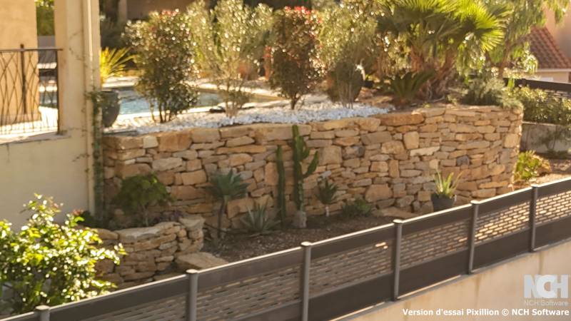 Belle piscine sympathique avec muret en pierres sèches dans le Var