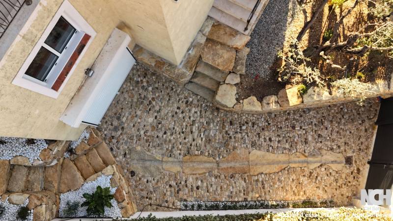 création de jardin avec une Belle calade avec la Pierres de Ollioules  dans le Var