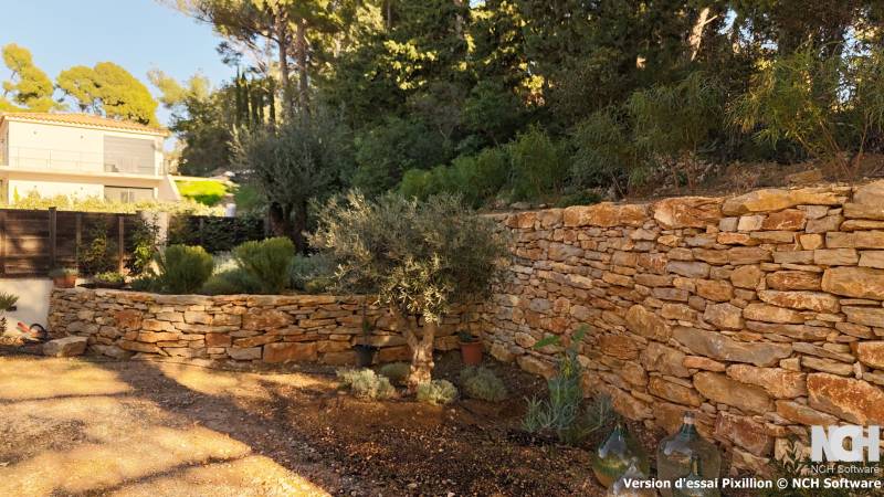 murs de restanque dans le Sud de la France à Ollioules