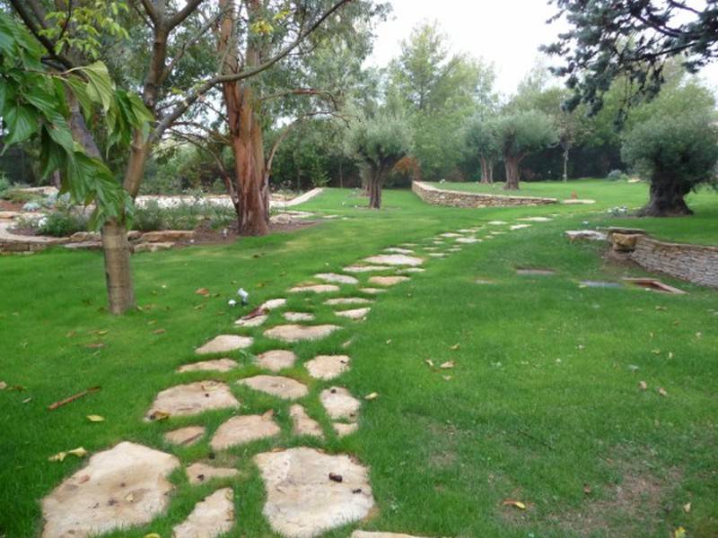 gazon et dallage en pierres sur la cadiéres d' azur prés de bandol dans le var