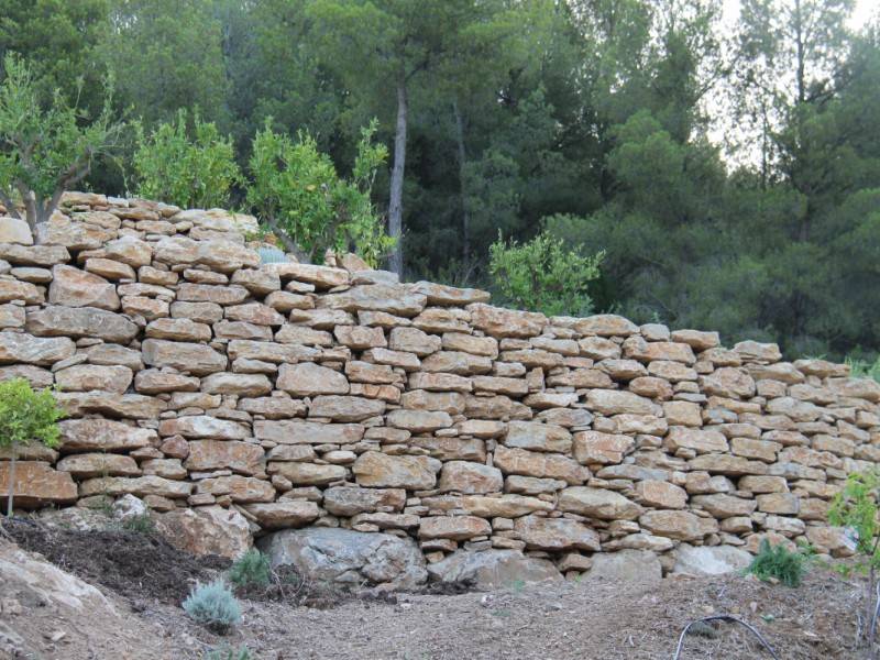 Création muret en pierres sèches à Sanary dans le Var