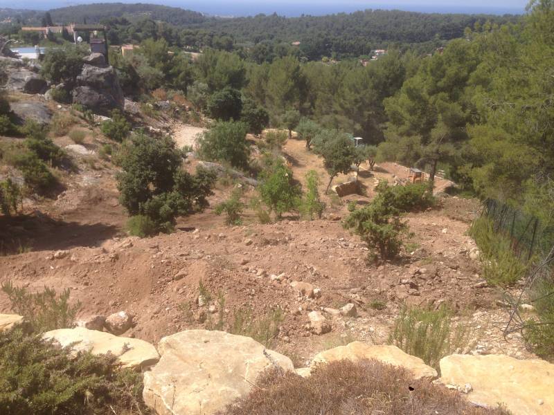 Création muret en pierres sèches à Sanary dans le Var