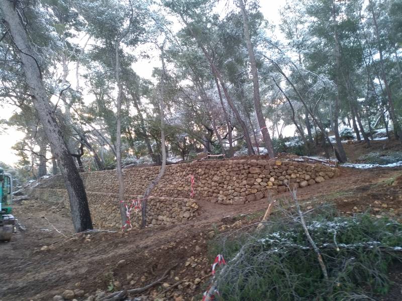 travaux de rénovation sur un vieux mur en pierres parc de la Castellane à ollioules prés de Sanary sur mer