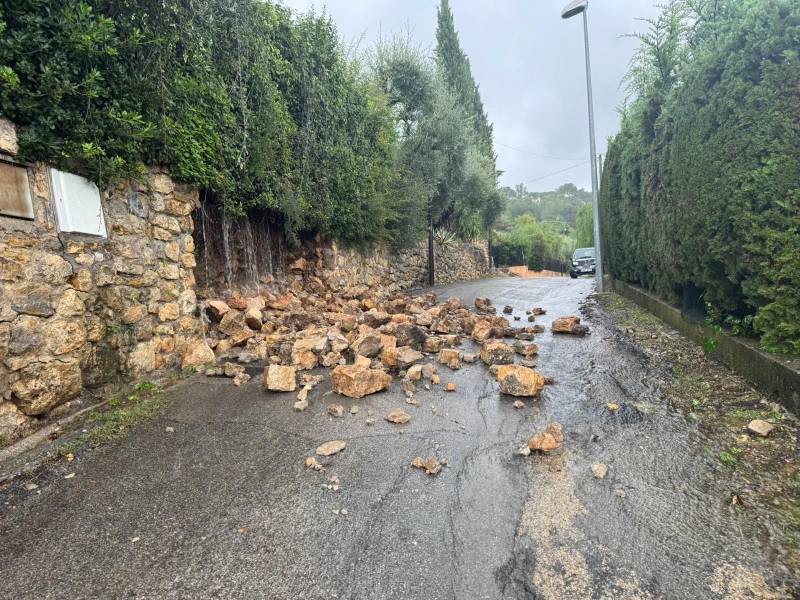 Avant les travaux d' un mur en pierres sèches éboulé sur la route 