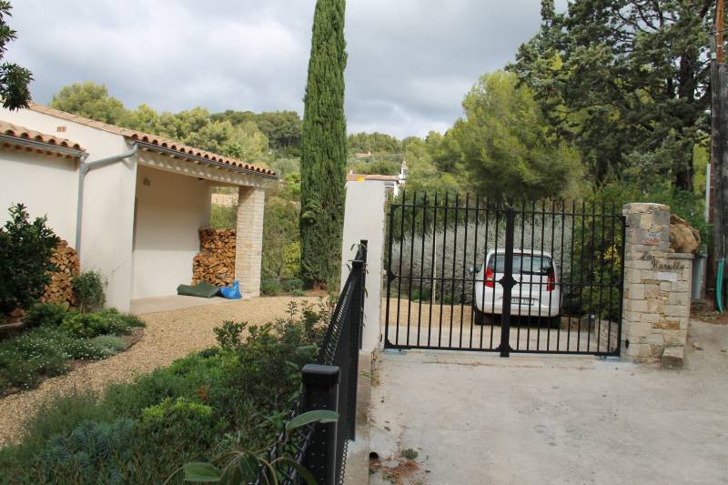 Portail en fer forgé pour une entrée sur un jardin paysager à la Ciotat