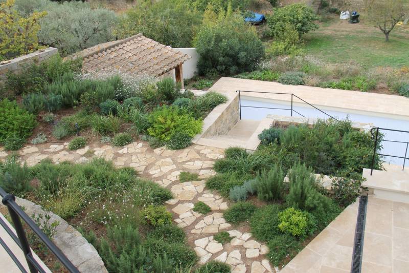 dallage en pierres sur un chemin d' un jardin paysager à la Ciotat dans Bouches-du-Rhône.