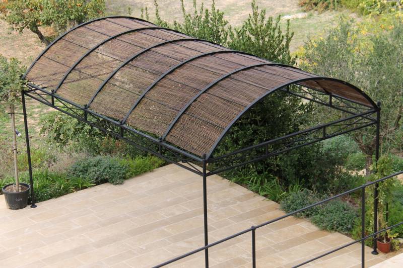 Pergolas en fer forgée pour un jardin paysager dans le sud de la France