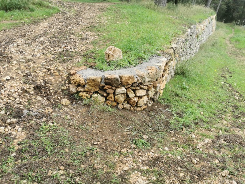 Réparation des murs en pierres sèches sur le parc de la Villa Marguerite à Ollioules
