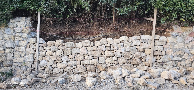 reconstruction de murets en pierres sèches à Mouans sartoux dans les Alpes Maritime