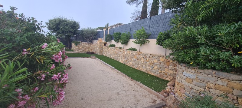 muret en pierres maçonnées pour uneplantation d'agrumes 