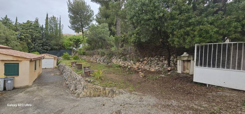 Avant les travaux de reconstruction d' un mur de soutènement en pierres sèches à Ollioules dans le Var