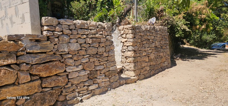 Reconstruction d un mur en pierres sèches sur Carnoul dans le Var