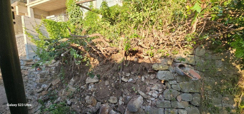 Reconstruction d un mur en pierres sèches sur Carnoul dans le Var