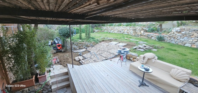 Calade de pierres de rivière à Ramatuelle dans le Var