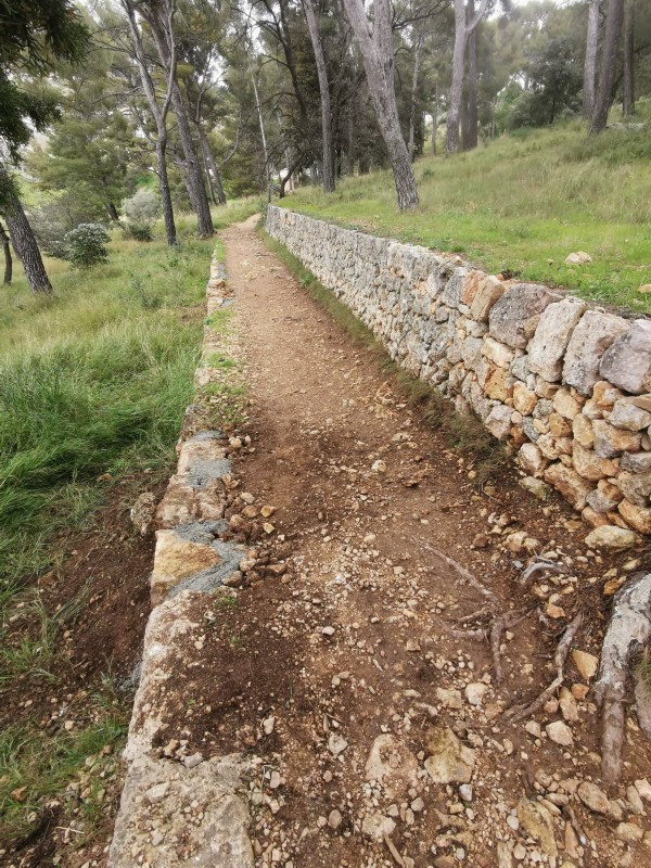 Réparation des murs en pierres sèches sur le parc de la Villa Marguerite à Ollioules